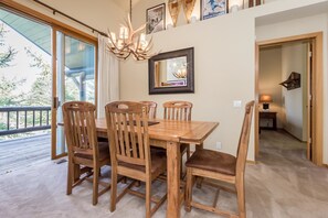 Condo, 3 Bedrooms, Mountain View (Snowcreek #892 Phase V) | In-room dining