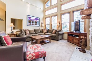 Condo, 3 habitaciones, vista a la montaña (Snowcreek #892 Phase V) | Área de sala de estar | Televisión de pantalla plana, chimenea y reproductor de DVD