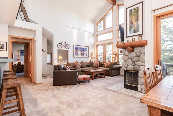 Condo, 3 Bedrooms, Mountain View (Snowcreek #892 Phase V) | Living room