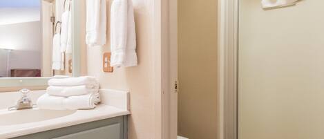 Condo, 2 Bedrooms (Crestview #46 Bldg. B) | Bathroom | Hair dryer, towels, shampoo