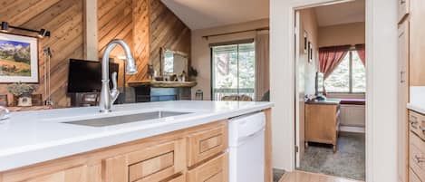 Appart'hÎtel, 2 chambres (Crestview #46 Bldg. B) | Coin cuisine privé | Réfrigérateur, micro-ondes, plaque de cuisson, lave-vaisselle