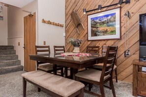 Condo, 2 Bedrooms (Crestview #46 Bldg. B) | In-room dining