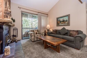 Condo, 2 habitaciones (Crestview #46 Bldg. B) | Área de sala de estar | Televisión de pantalla plana, chimenea y reproductor de DVD 