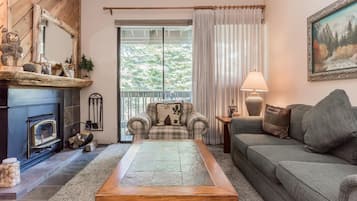 Condo, 2 Bedrooms (Crestview #46 Bldg. B) | Living area