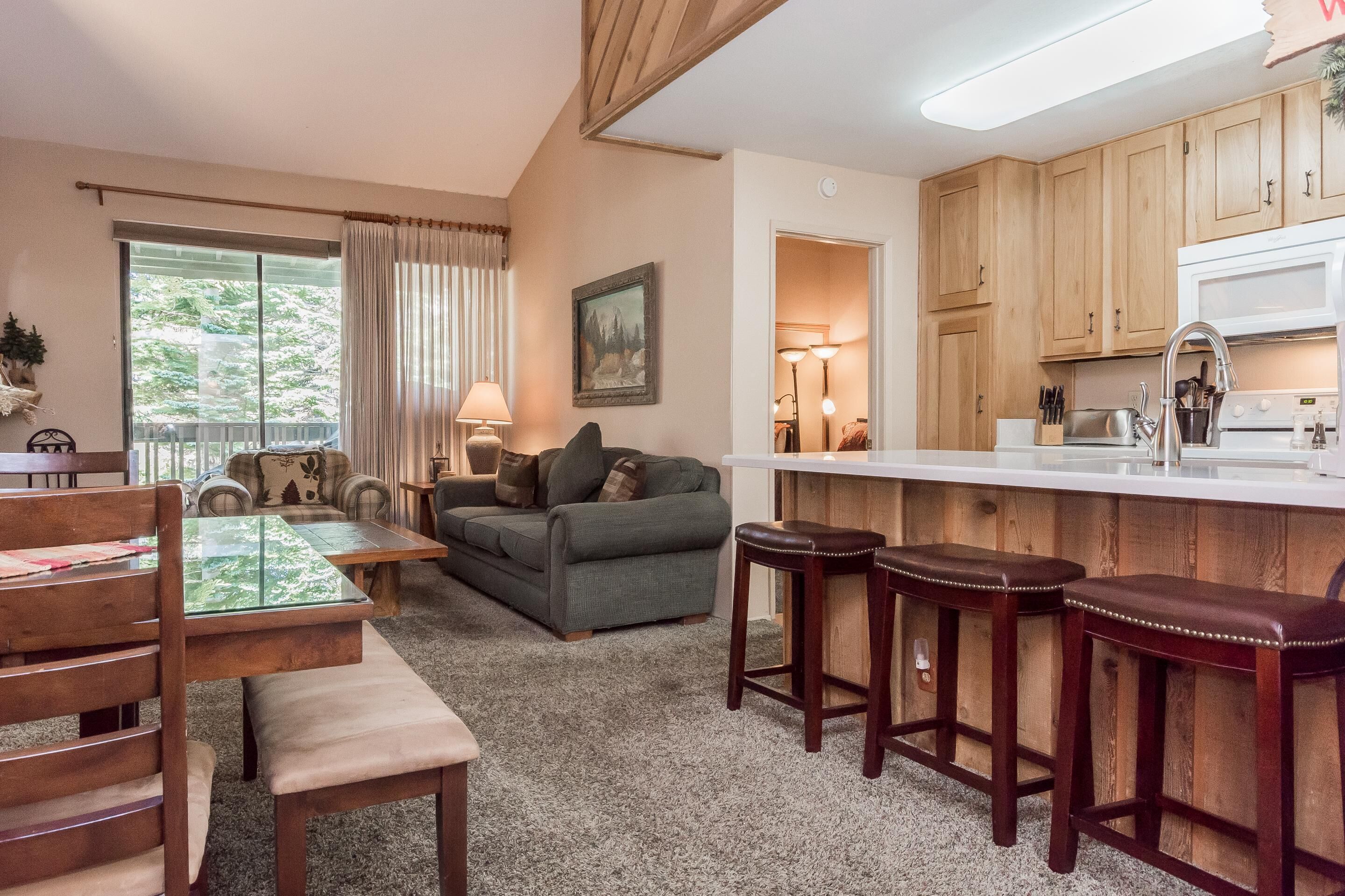 Bloc d'apartaments, 2 dormitoris (Crestview #46 Bldg. B) | Zona de menjador de l'habitació