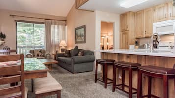 Condo, 2 habitaciones (Crestview #46 Bldg. B) | Servicio a la habitación