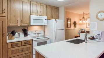 Condo, 2 Bedrooms (Crestview #46 Bldg. B) | 3 bedrooms, iron/ironing board, free WiFi, bed sheets