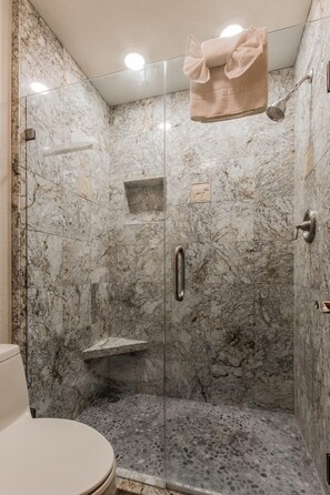 Resortwoning, 4 slaapkamers, uitzicht op bergen (Snowcreek #464 Phase III) | Badkamer | Een haardroger, handdoeken