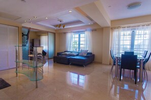 TV - Carlyle Art Deco Residence on South Beach Ocean Drive Al Pacino would stay here! (Miami Beach)