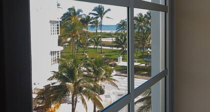 Carlyle Art Deco Residence on South Beach Ocean Drive Al Pacino would stay here!