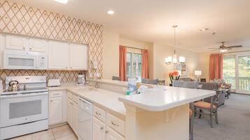 Kylskåp, mikrovågsugn, ugn och spishäll