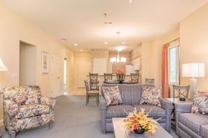 Flat-screen TV, video games, DVD player, stereo - Luxurious 3-br Condo With All The Comforts Of Home In A Beautiful Resort Setting (Hilton Head Island)