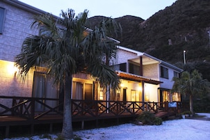 Fachada de la propiedad por la tarde o noche