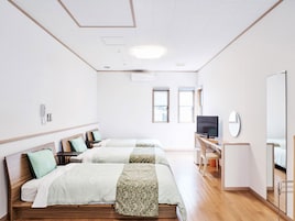 Escritorio, wifi gratis y ropa de cama