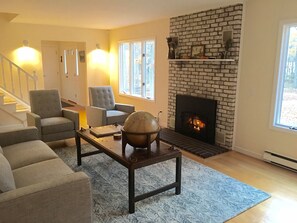 Tv, eldstad, ett bordtennisbord och böcker