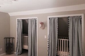 4 bedrooms, desk, iron/ironing board, WiFi