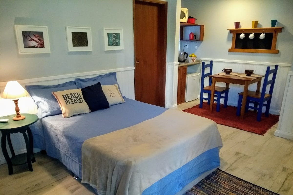 Suite | Een minibar, een bureau, verduisterende gordijnen