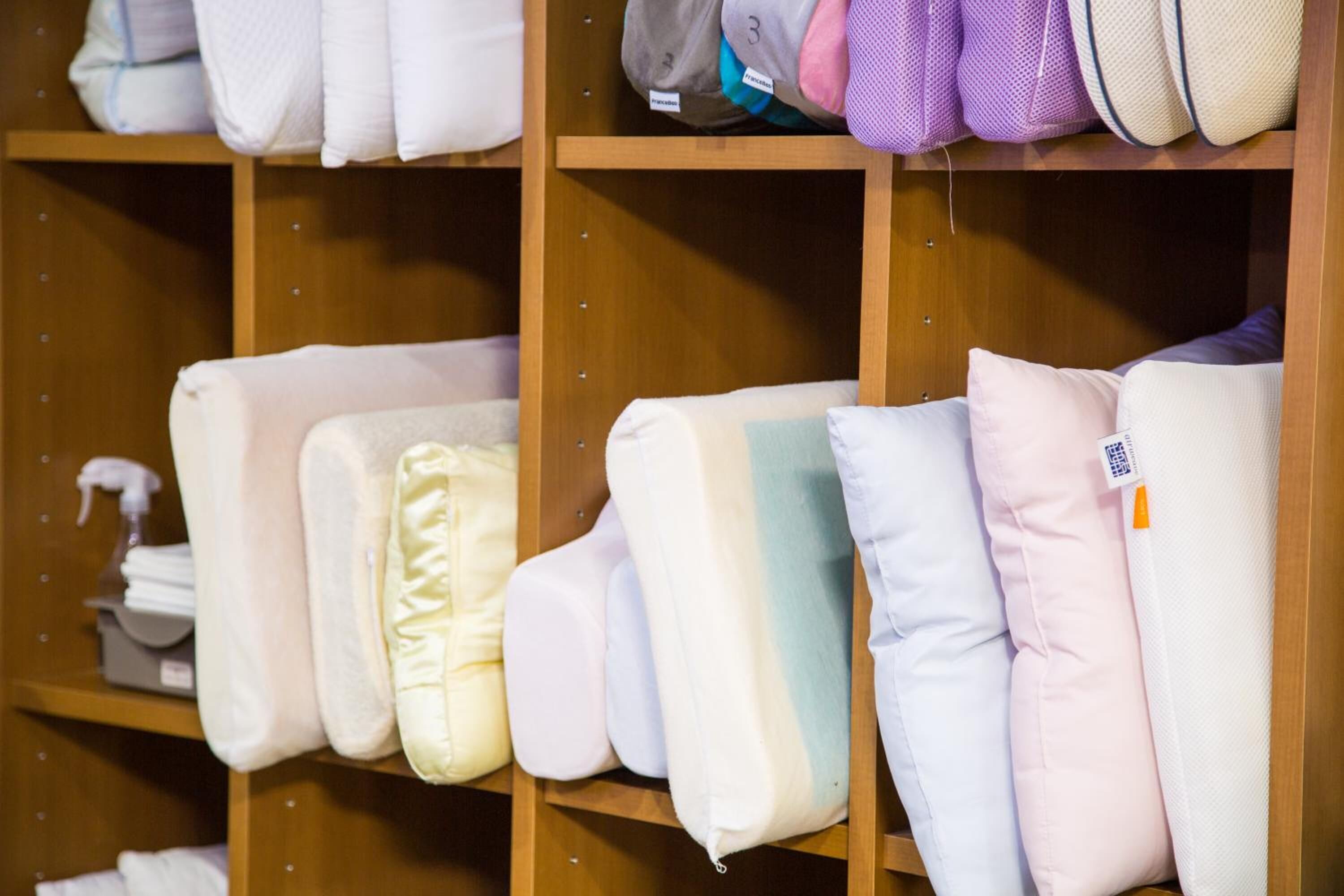 combined shower/bathtub, hair dryer, electronic bidet, towels