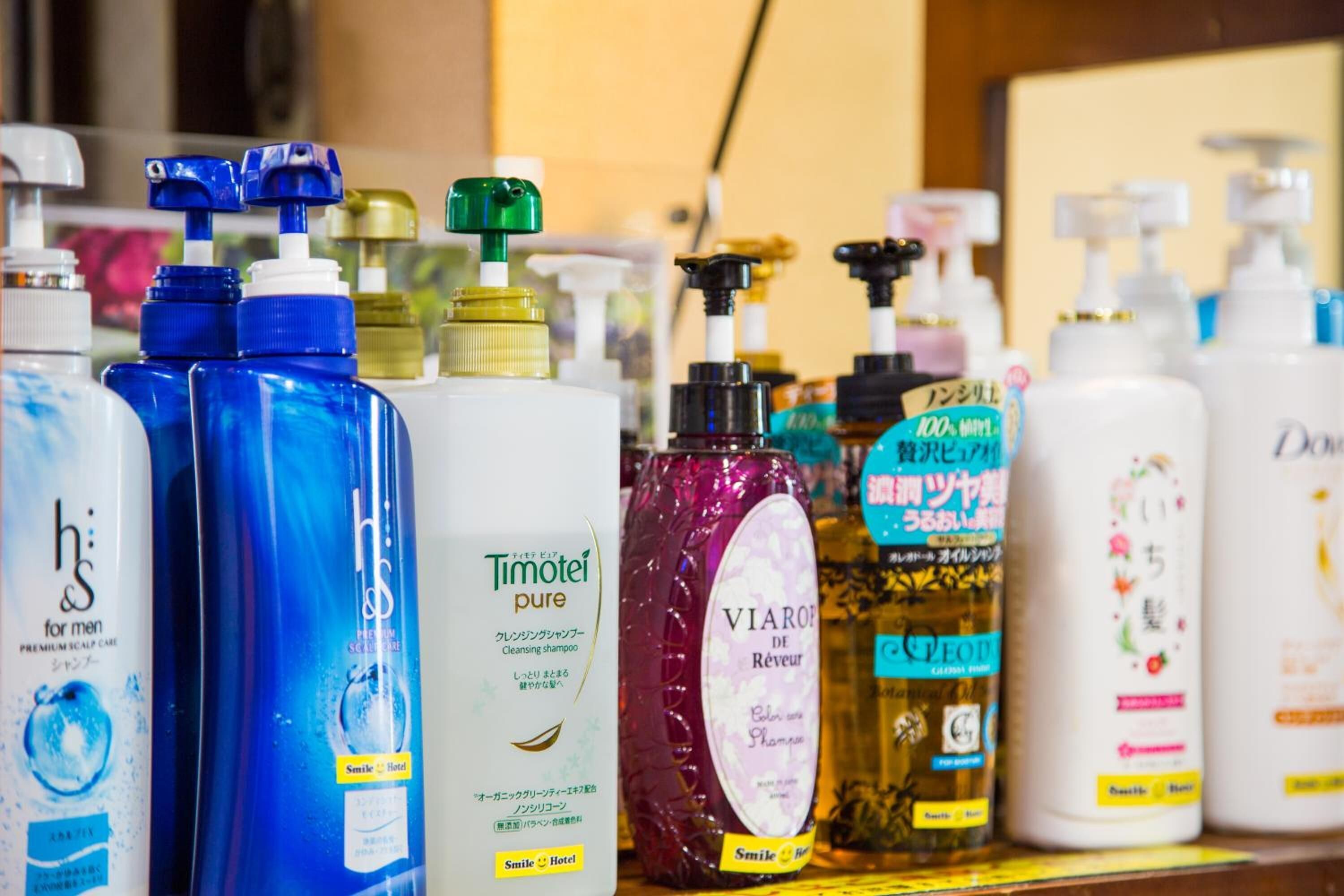 combined shower/bathtub, hair dryer, electronic bidet, towels