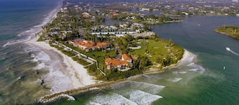 SUMMER PROMO! Designer House, Heated Pool & Spa, close to beaches, FREE Bikes