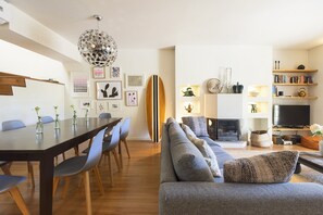 Fernseher, Kamin, DVD-Player, Stereoanlage