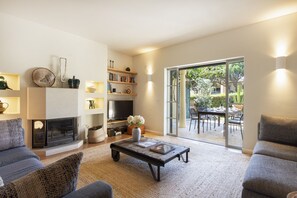 TV, fireplace, DVD player, stereo - Great villa with air conditioning, WiFi and cable TV. Qta Marinha Golf 100 m away (Cascais)