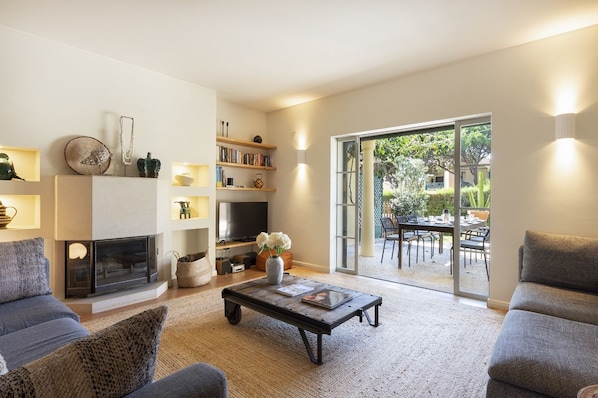 Fernseher, Kamin, DVD-Player, Stereoanlage