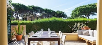 Gran Villa con Jardín en Pueblo con Todas las Infraestructuras de Ocio