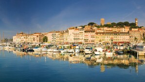 Una marina con imbarcazioni ormeggiate e edifici sullo sfondo.