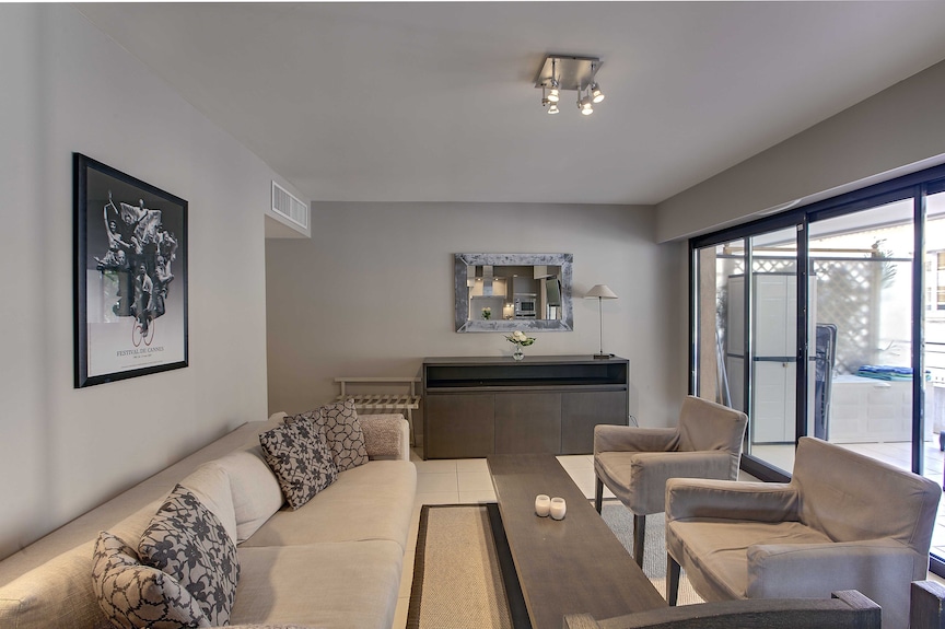 Luxuriöses Appartement Mit 2 Schlafzimmern, Zentral In Cannes Gelegen Mit Pool - Cannes