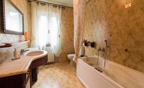 Kombination af bruser/badekar, boblebadekar, hårtørrer, bidet