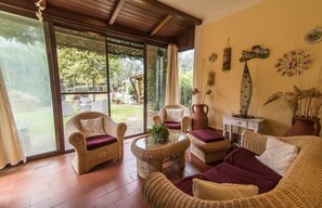 Fernseher, Kamin, Bücher