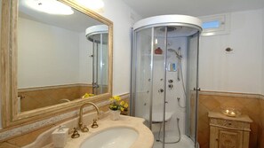 Dusche, Haartrockner, Bademäntel, Bidet