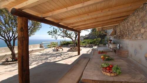 Villa an der Amalfiküste mit großem Garten und Meerblick 