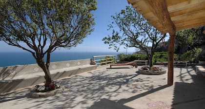 Villa sur la cĂŽte amalfitaine avec grand jardin avec vue sur la mer