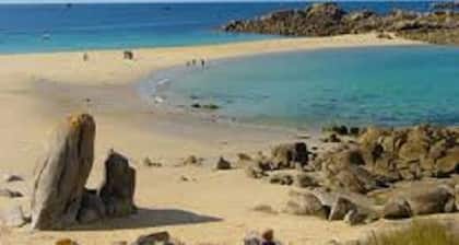 Plounevez Lochrist: South facing house 800m from the sea accessible on foot