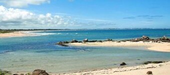 Plounevez Lochrist: South facing house 800m from the sea accessible on foot