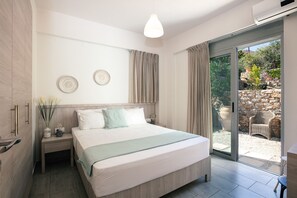 2 chambres, coffres-forts dans les chambres, fer et planche à repasser