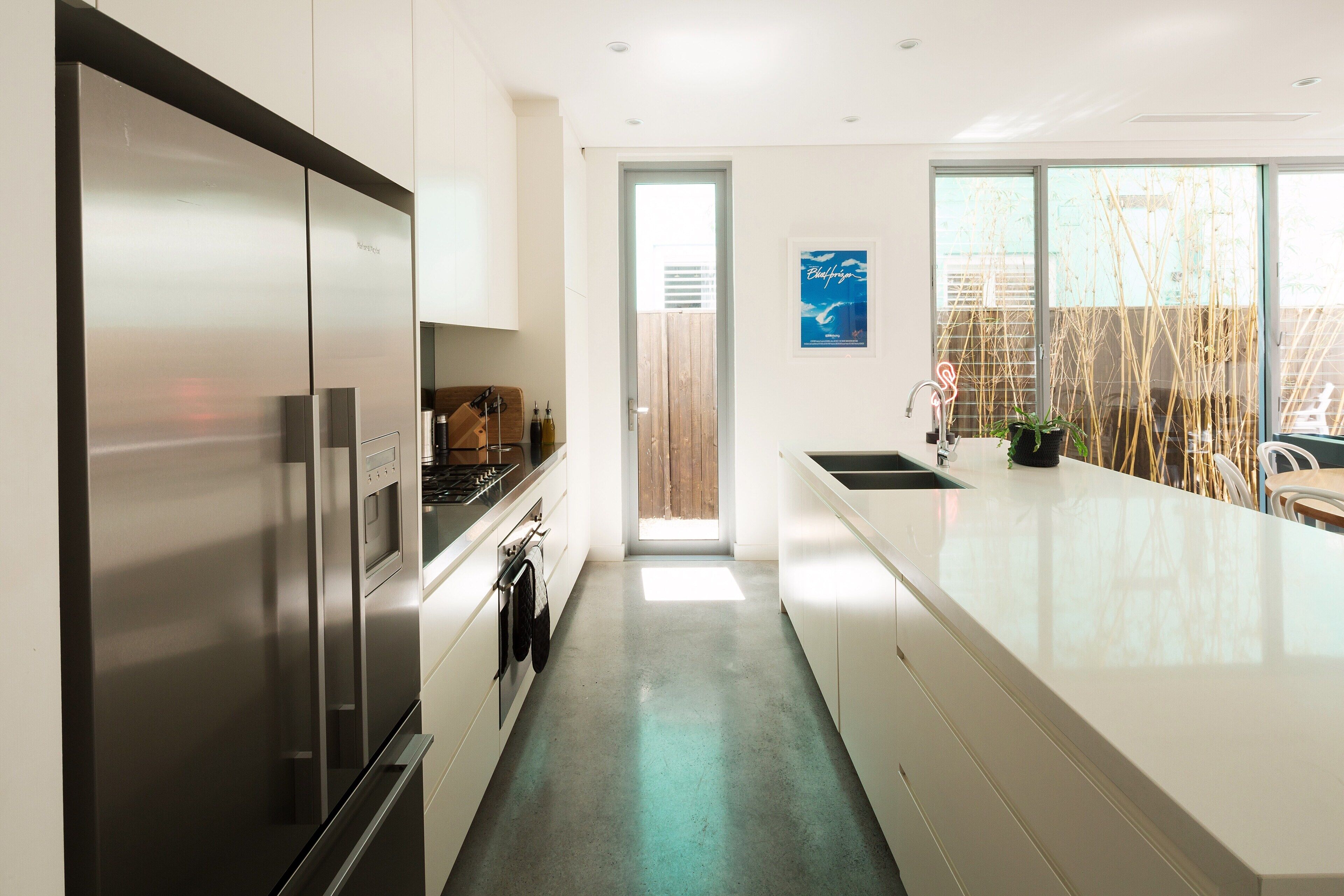 Full-size fridge, microwave, oven, stovetop