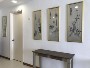 豪華頂樓客房, 3 間臥室, 非吸煙房, 部分海景 | 起居區 |  LCD 液晶電視