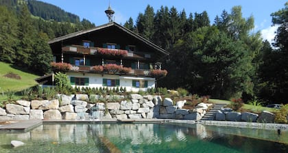 Farm on a sunny plateau * Large apartment * 10-12 pers.* NEW * swimming pond
