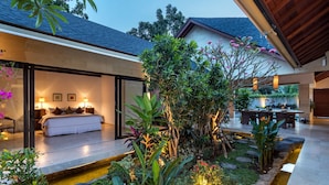 Una casa moderna con un amplio dormitorio, un comedor y un jardín bien cuidado.