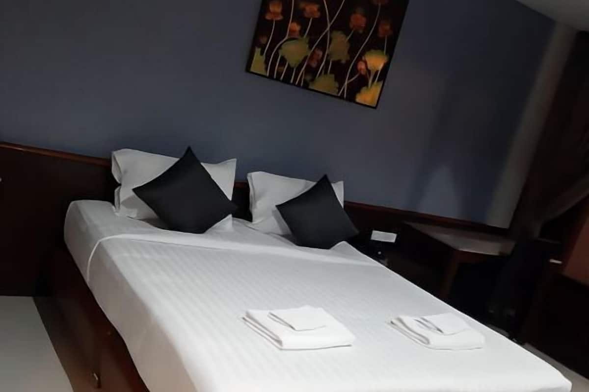 Desk, rollaway beds, free WiFi