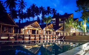 Hồ bơi ngoài trời 