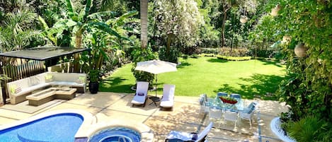 Una piscina techada, una piscina al aire libre