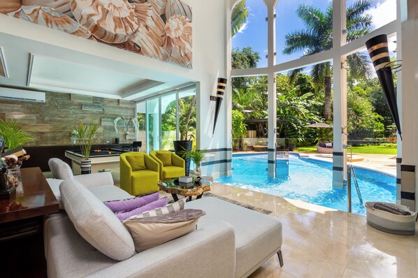 Inomhuspool och utomhuspool