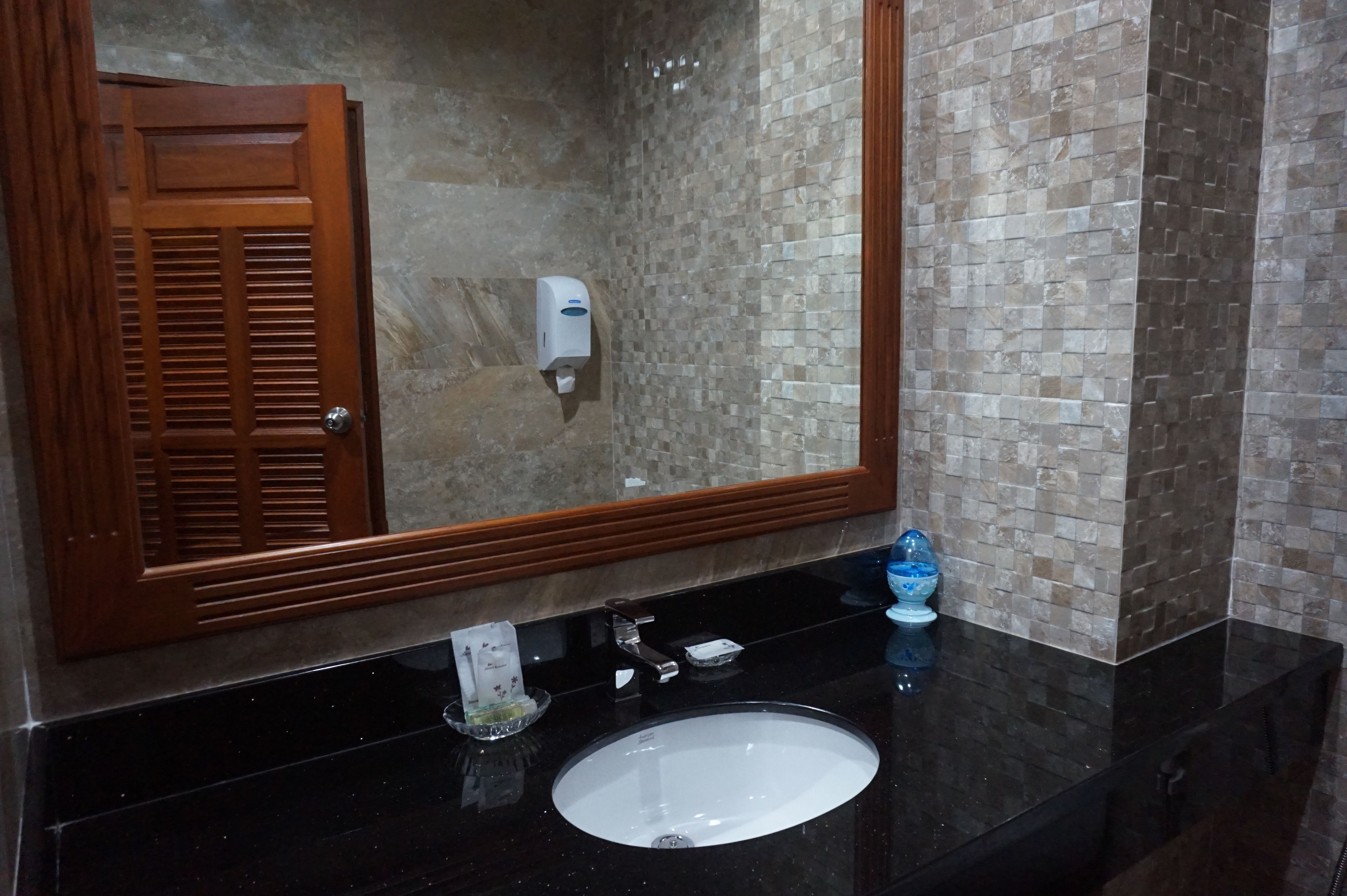 deluxe double room | bathroom sink