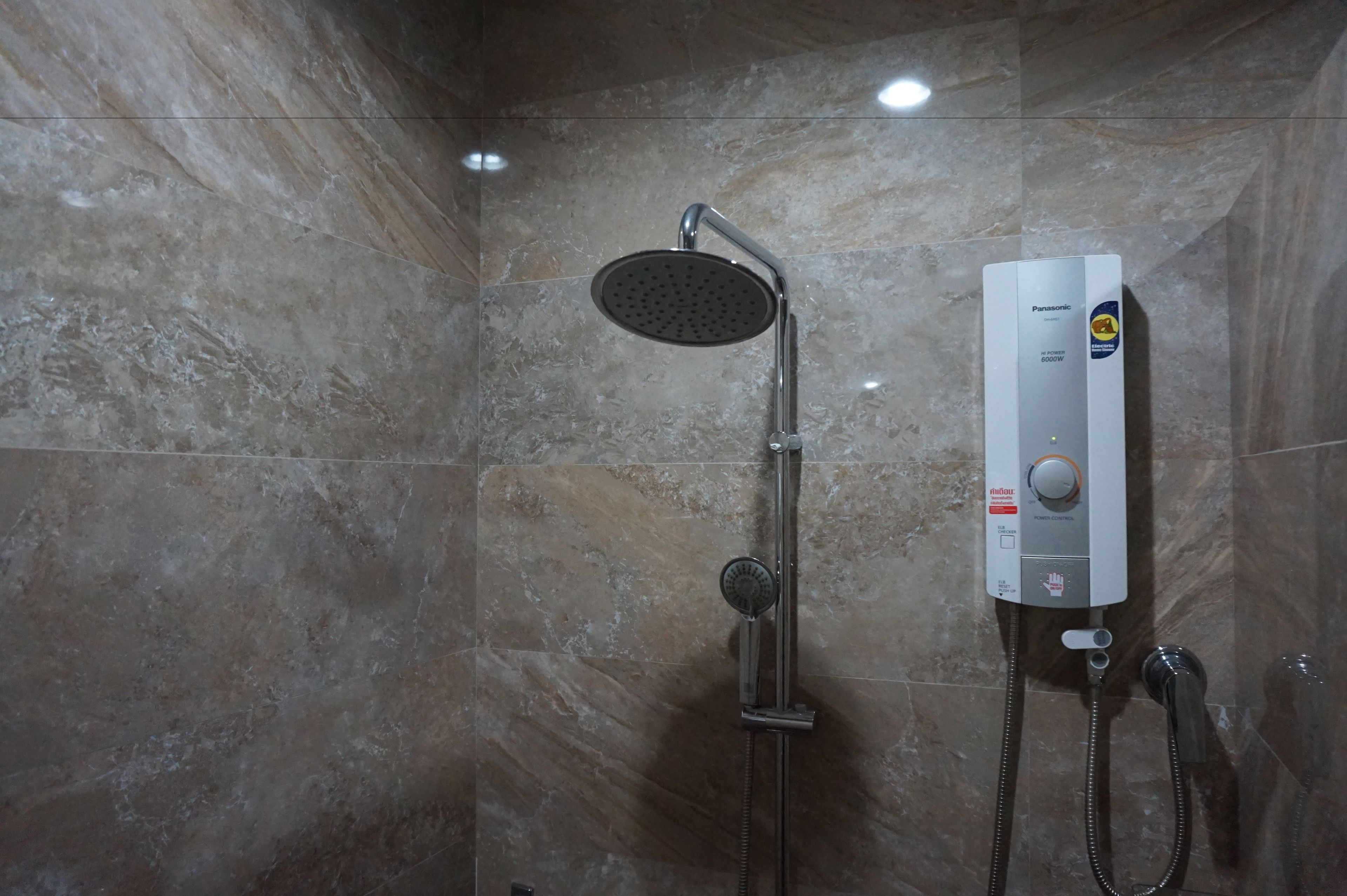 deluxe double room | bathroom shower