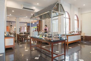 Petit déjeuner buffet (150 THB par personne)