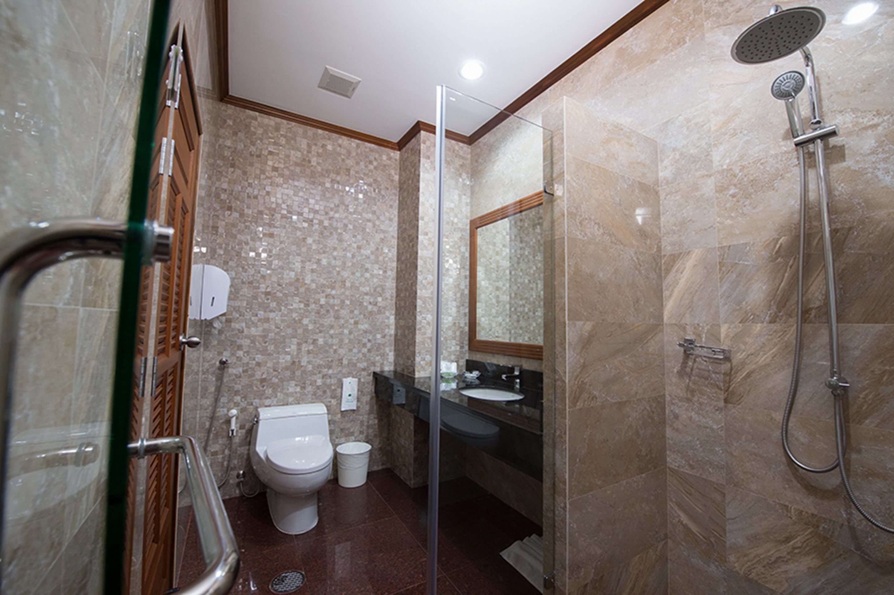 deluxe double room | bathroom | shower, free toiletries, hair dryer, slippers